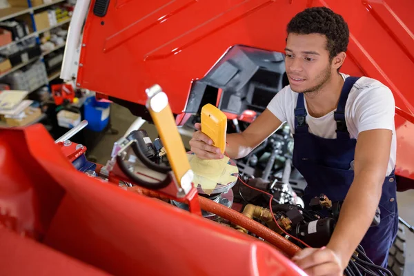 Un giovane meccanico al lavoro — Foto Stock