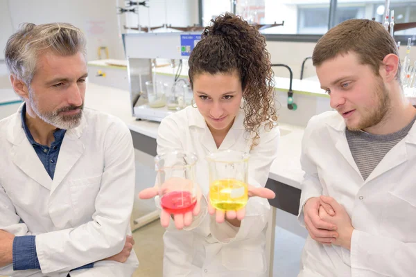 Два молодых исследователя проводят эксперименты в лаборатории — стоковое фото
