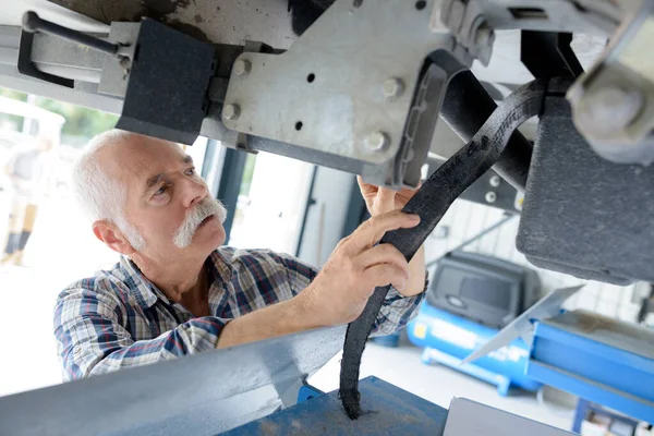 Gran camión técnico senior haciendo inspección — Foto de Stock