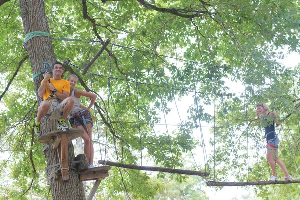 Man klaar om af te dalen een zip draad in de bomen — Stockfoto