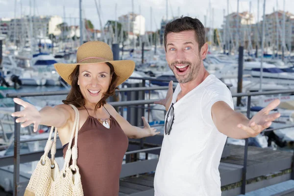 Coppia felice sorridente alla macchina fotografica nel porto — Foto Stock