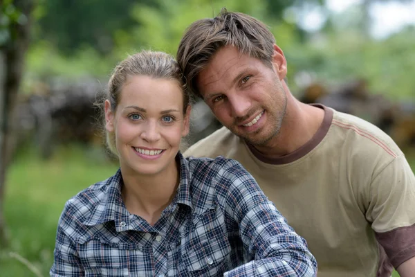 Um casal feliz em um campo — Fotografia de Stock