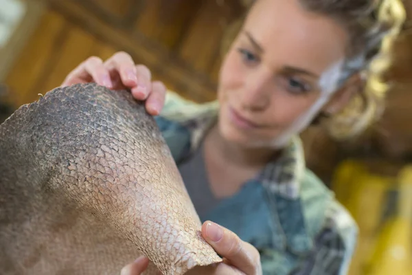年轻女人用皮革工作 — 图库照片