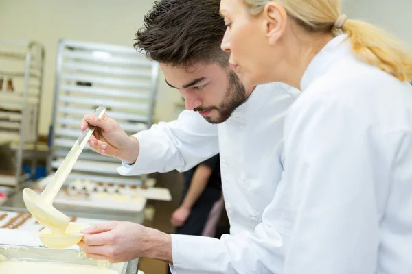 Retrato de dos trabajadores sonrientes en la cocina moderna — Foto de Stock