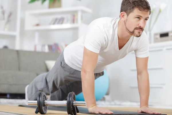 Junger Mann macht Brettspiel zu Hause — Stockfoto