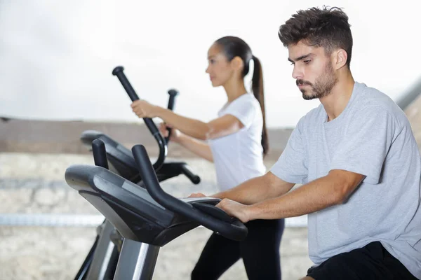 Hombre y mujer apenas haciendo ejercicio en el gimnasio —  Fotos de Stock