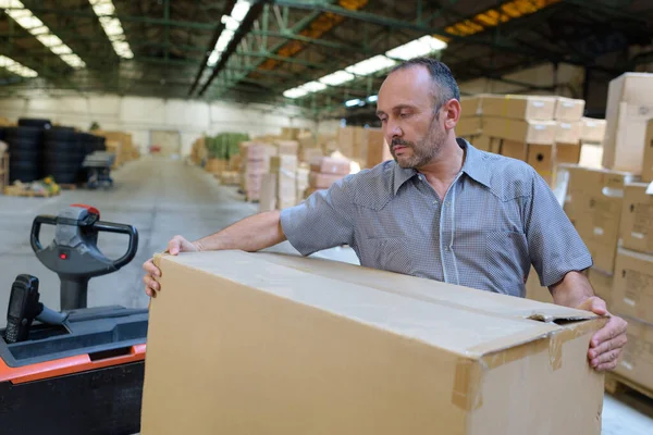 Magazijnmedewerker die de te leveren dozen voorbereidt — Stockfoto