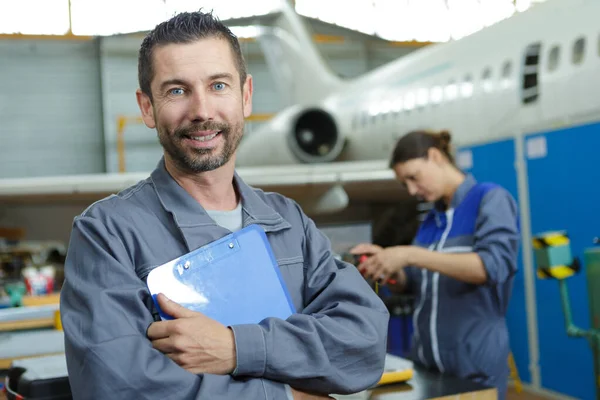 Retrato de engenheiro de aviação masculino de meia-idade — Fotografia de Stock