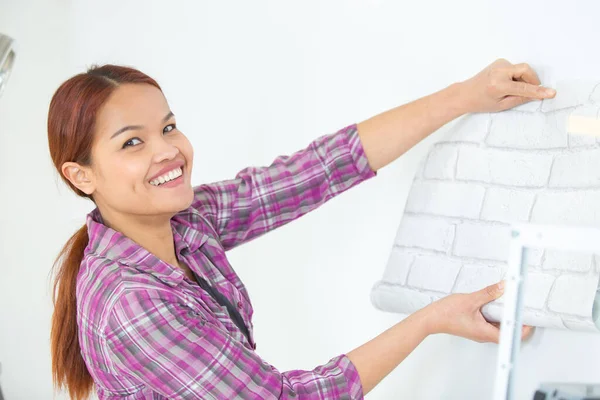 Lycklig kvinna som gör renovering eller renovering — Stockfoto