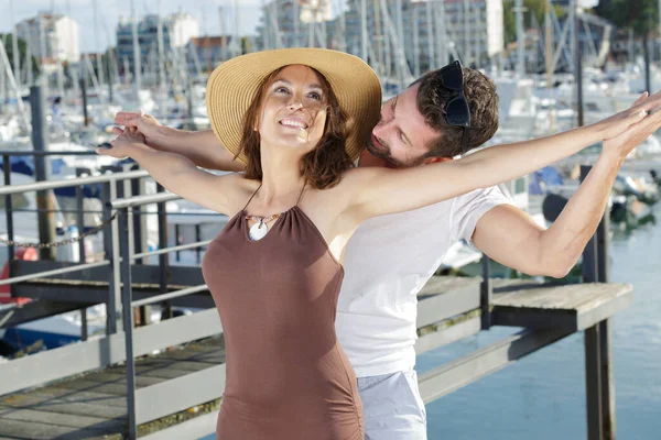 Um casal feliz no porto — Fotografia de Stock