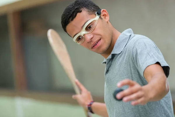 Un hombre durante el entrenamiento de juego de squash — Foto de Stock