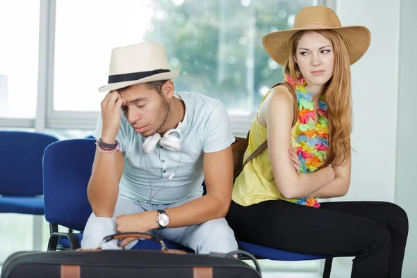 Casal frustrado esperando no lounge do aeroporto — Fotografia de Stock