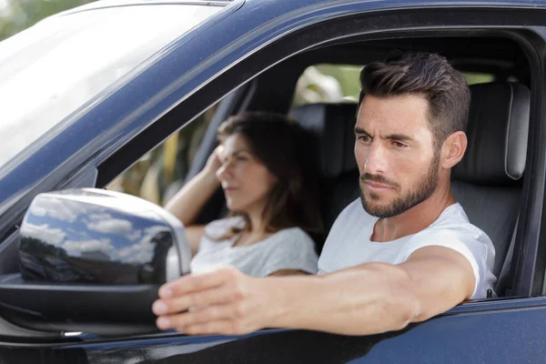 Coppia in auto uomo regolazione ala specchio — Foto Stock