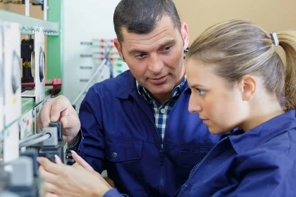 Vrouwelijke ingenieur in een fabriek werken — Stockfoto