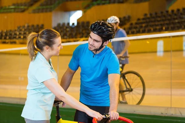 Coach pratar med sin träningscyklist — Stockfoto