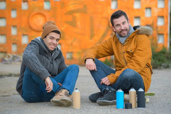 Due graffiti artist con bombolette spray colorate in mano — Foto Stock