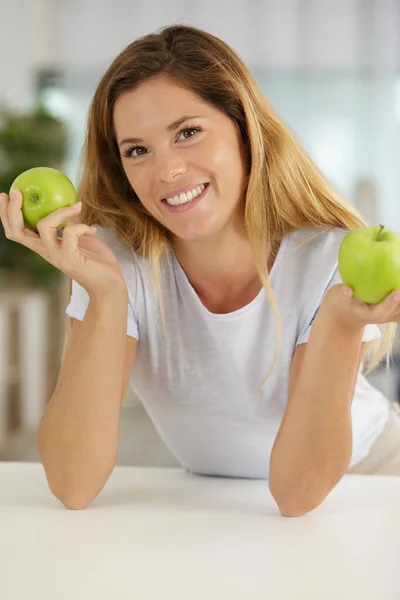 Kvinna med grönt äpple — Stockfoto