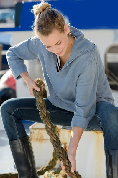 Trabalhadora feminina no porto — Fotografia de Stock