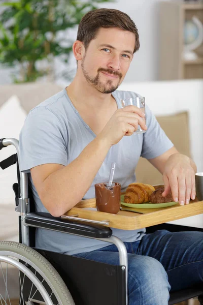 Enthousiaste gehandicapte man met een geweldige ochtend — Stockfoto