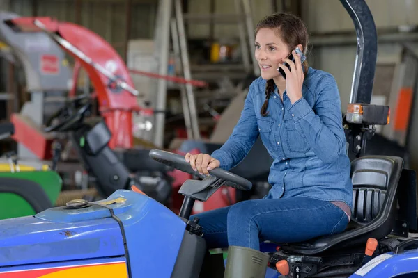 Kobieta ogród ciągnik mechaniczny — Zdjęcie stockowe