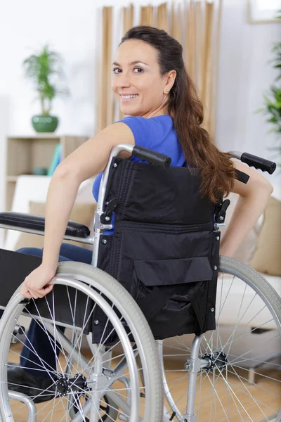 Heureuse femme handicapée après avoir visité les médecins — Photo