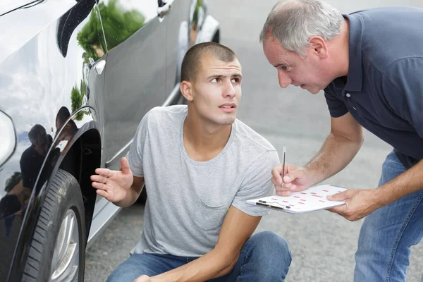 Problèmes de jeune homme et de voiture — Photo