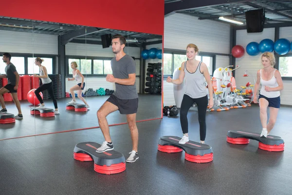 Groupe de personnes jambes fléchissantes sur les plates-formes pas à pas — Photo