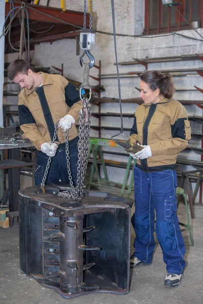 Leerlingen die in de werkplaats werken — Stockfoto