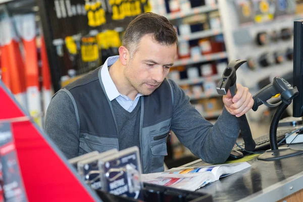 Mann arbeitet in einem Baumarkt — Stockfoto