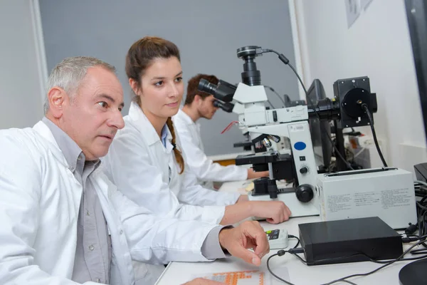 Investigadora científica con doctora — Foto de Stock