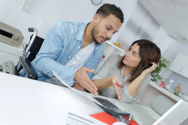 Couple déprimé faire leur comptabilité dans leur salon — Photo