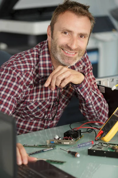 Técnico informático sonriente en el taller —  Fotos de Stock