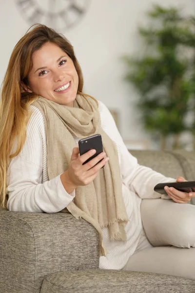 Щаслива жінка читає текст у смартфоні — стокове фото