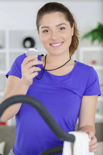 Mujer después de hacer ejercicio en stepper trainer —  Fotos de Stock