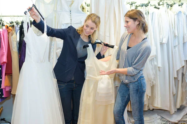 Жінка вибирає весільну сукню — стокове фото