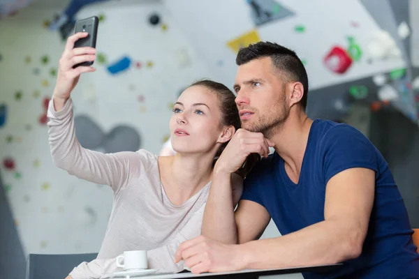 Δύο νεαροί φίλοι βγάζουν selfie σε εσωτερικούς χώρους — Φωτογραφία Αρχείου