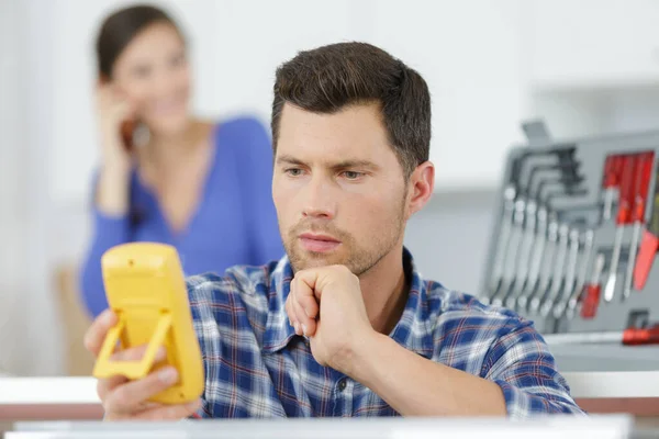 Professionele elektricien problemen oplossen met een multi-meter — Stockfoto