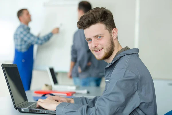 Felice giovane ingegnere con test per laptop — Foto Stock