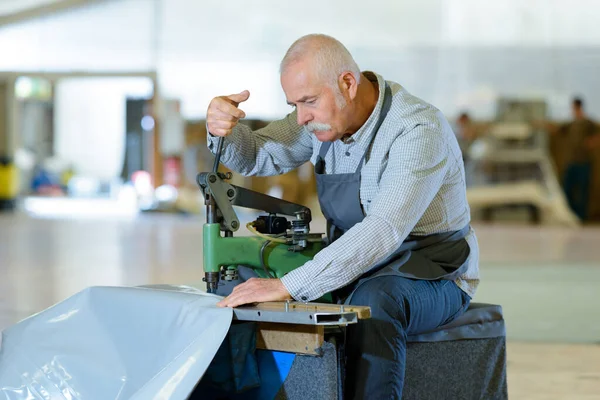 Senior homme utilisant la machine à bois — Photo