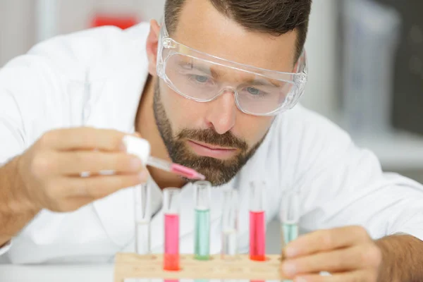 Zralý student na hodině chemie — Stock fotografie