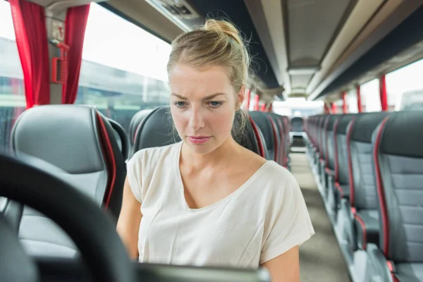 Jovem mulher viaja de ônibus — Fotografia de Stock