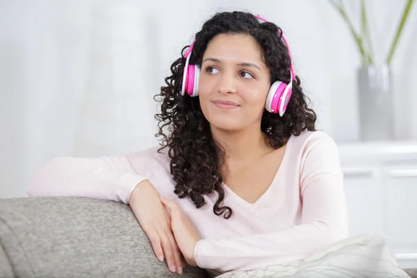 Retrato de atractivo alegre bastante positivo woma en el sofá —  Fotos de Stock