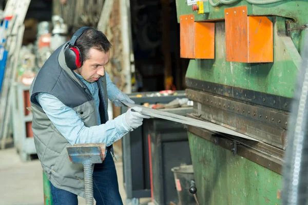 Man skära metall i fabriken — Stockfoto