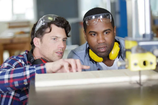 Los dos ingenieros de fábrica están hablando — Foto de Stock