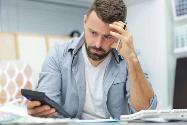 Hombre con la calculadora en la oficina o en casa —  Fotos de Stock