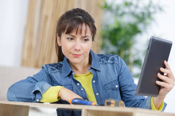 Frau kauft online Möbel am Tablet-PC ein — Stockfoto