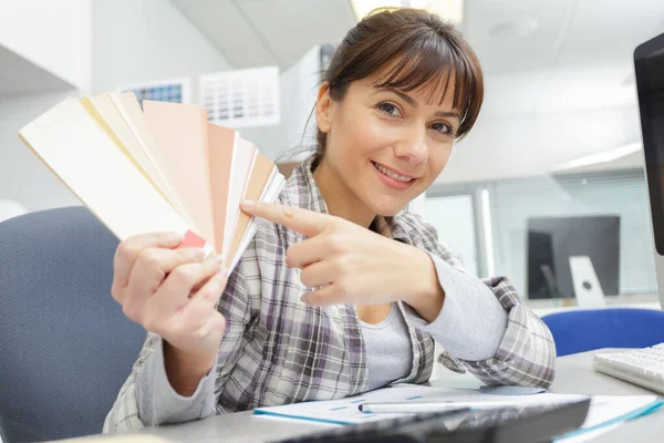 Collage de diseñadora femenina feliz trabajando con colores —  Fotos de Stock