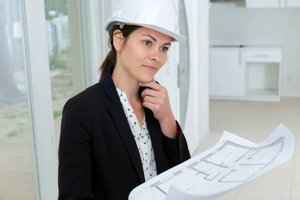 Kvinnlig ingenjör planerar ett hem design — Stockfoto