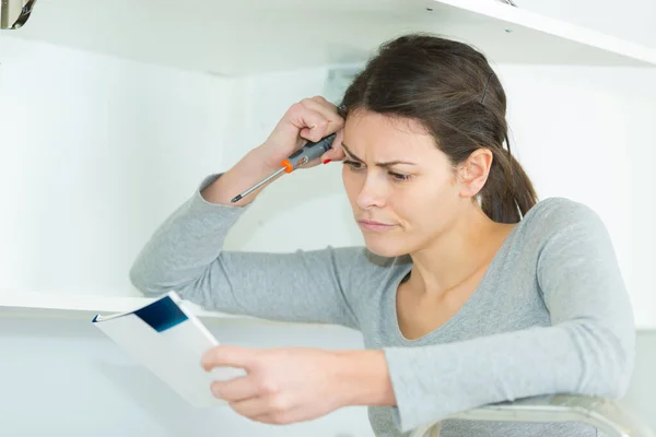 Förstå instruktionerna i häftet — Stockfoto