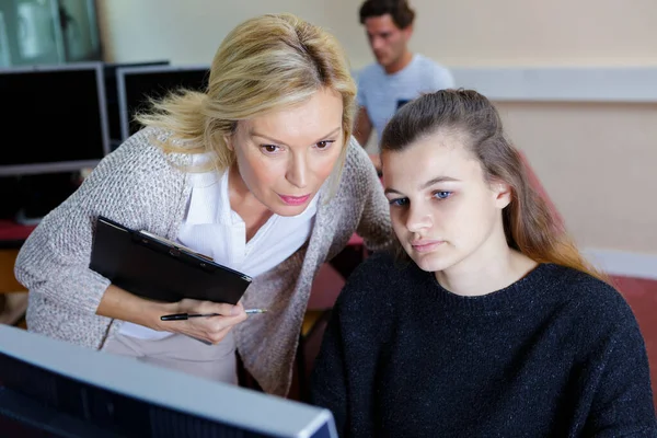 Schülerin und Lehrerin im Computer in der Schule — Stockfoto